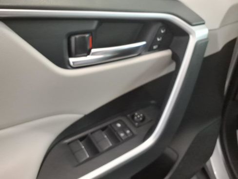 Used 2022 Toyota RAV4 XLE Premium image 18