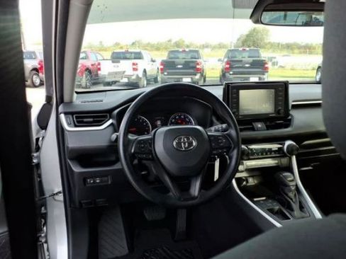 Used 2022 Toyota RAV4 LE image 8