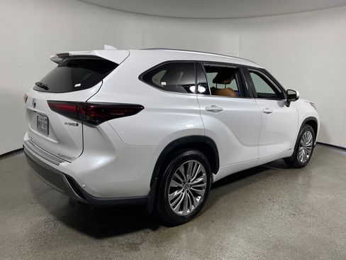 Certified 2024 Toyota Highlander Platinum AWD/4WD image 3