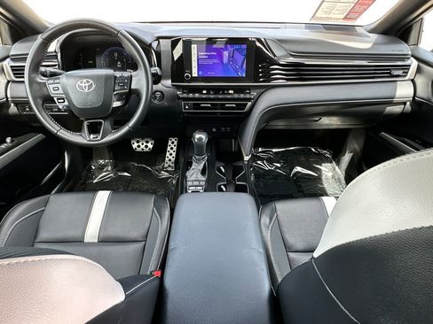 Used 2025 Toyota Camry SE image 8