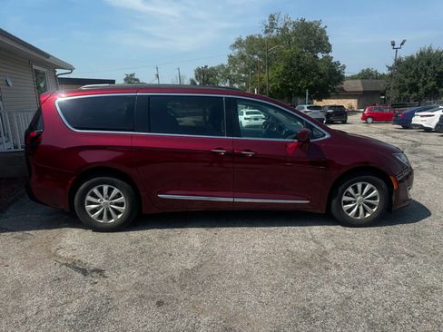 Used 2017 Chrysler Pacifica Touring-L FWD image 4