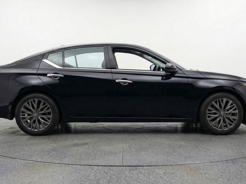 Used 2025 Nissan Altima 2.5 SV image 11