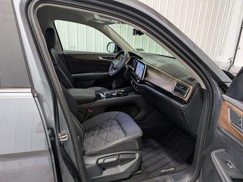 Used 2025 Volkswagen Atlas SE AWD/4WD image 28
