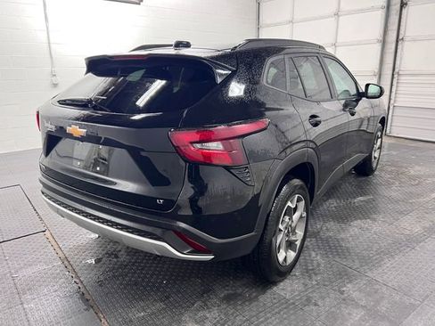 Used 2025 Chevrolet Trax LT w/ LT Convenience Package image 8