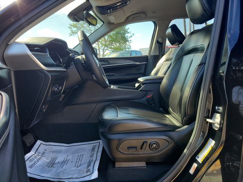 Used 2024 Jeep Grand Cherokee Limited w/ Black Appearance Package image 12