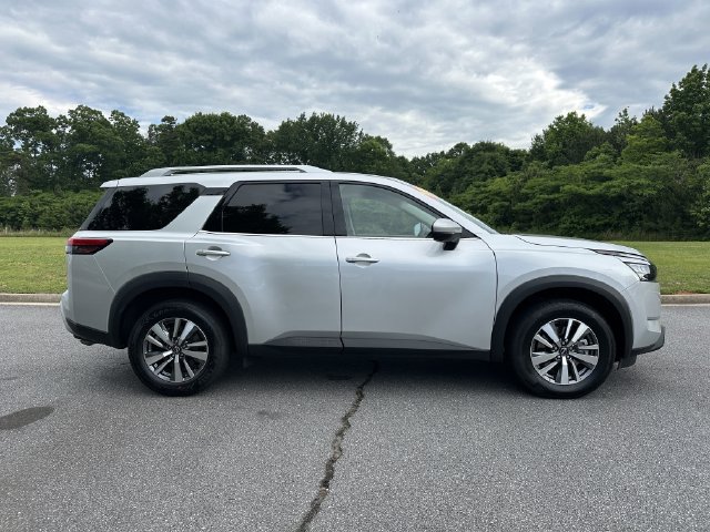 Certified 2025 Nissan Pathfinder SL FWD image 10