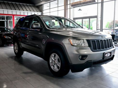 Used 2012 Jeep Grand Cherokee Laredo w/ Laredo E Group AWD/4WD image 3