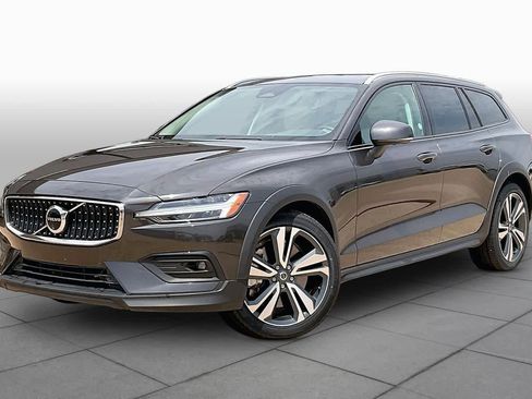Used 2025 Volvo V60 B5 Cross Country Plus AWD/4WD image 3