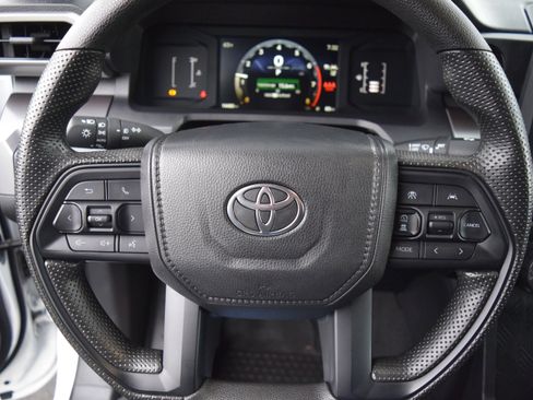 Used 2025 Toyota Tacoma SR5 AWD/4WD image 11