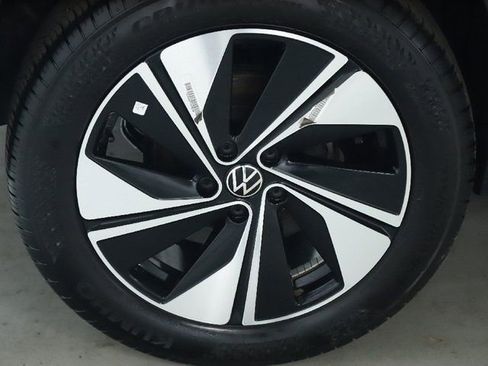 Used 2025 Volkswagen Taos SE image 12