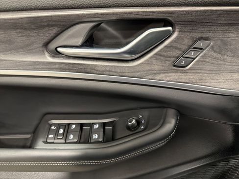 Used 2024 Jeep Grand Cherokee Limited w/ Black Appearance Package image 17