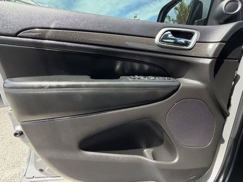 Used 2018 Jeep Grand Cherokee Laredo RWD image 21