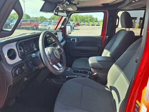 Used 2025 Jeep Wrangler Unlimited Sahara AWD/4WD image 11