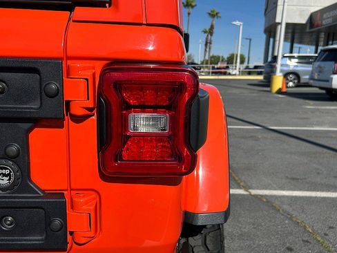 Used 2019 Jeep Wrangler Unlimited Rubicon w/ LED Lighting Group AWD/4WD image 18