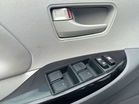 Used 2013 Toyota Sienna L FWD image 10