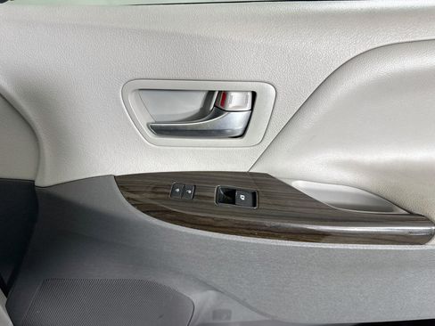Used 2020 Toyota Sienna XLE w/ XLE Navigation Package FWD image 31
