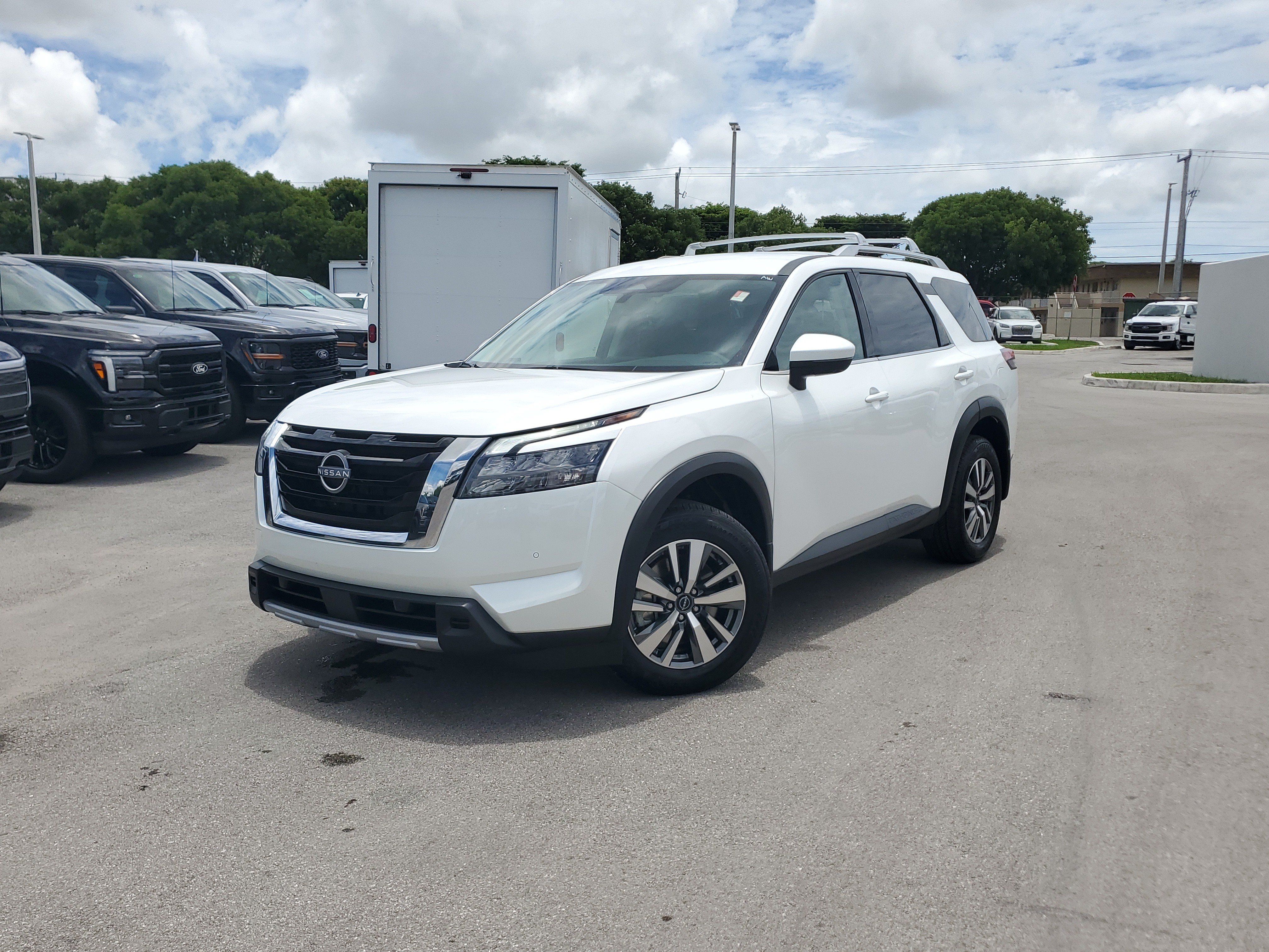 Used 2025 Nissan Pathfinder SL FWD image 35