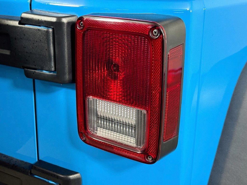 Used 2018 Jeep Wrangler Unlimited Sport w/ Connectivity Group AWD/4WD image 29
