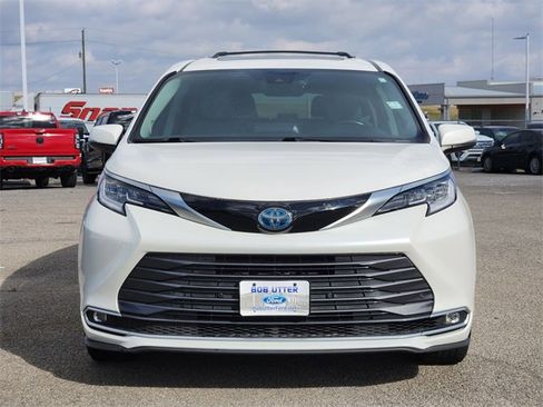 Used 2021 Toyota Sienna Limited image 2
