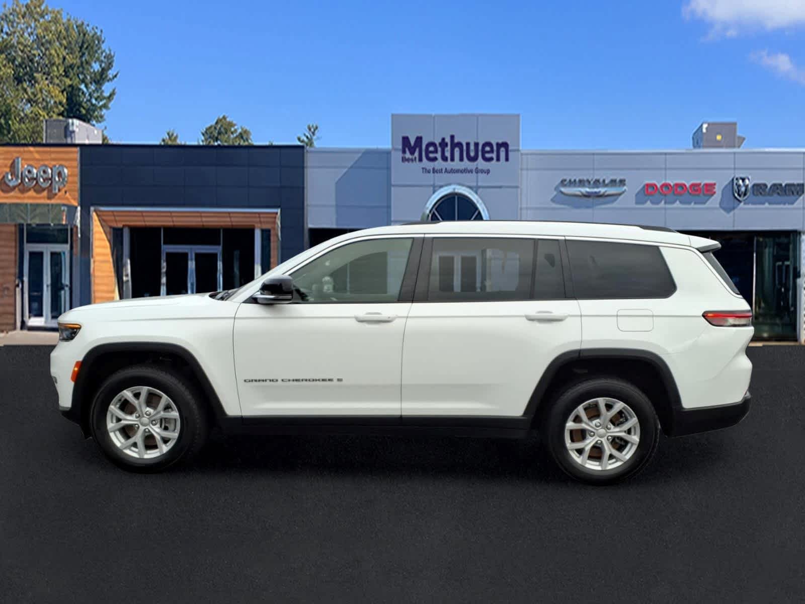 Used 2023 Jeep Grand Cherokee L Limited AWD/4WD image 6