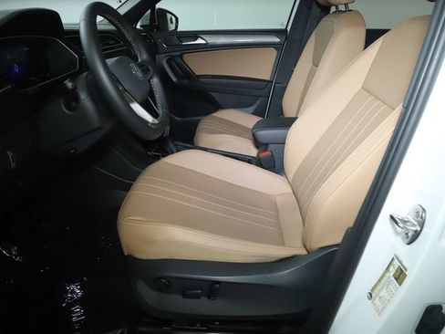 Used 2023 Volkswagen Tiguan SE w/ Panoramic Sunroof Package FWD image 19