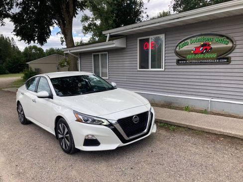 Used 2021 Nissan Altima 2.5 SV image 2