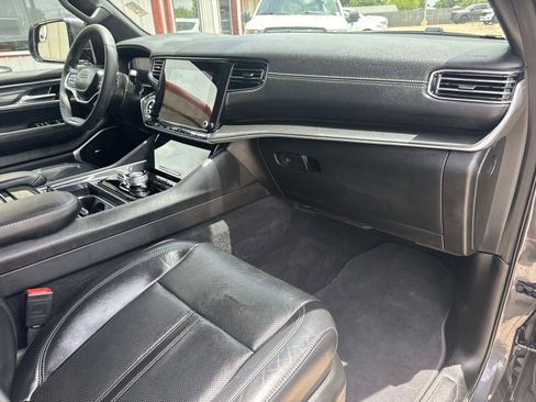 Used 2022 Jeep Wagoneer Series I AWD/4WD image 12