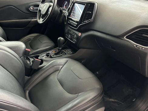 Used 2019 Jeep Cherokee Limited FWD image 34