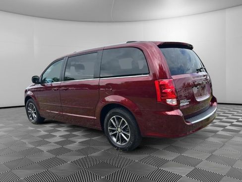 Used 2017 Dodge Grand Caravan SXT FWD image 3