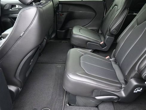 New 2026 Chrysler Pacifica Select image 24