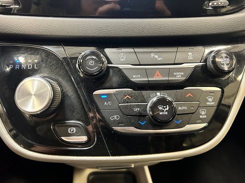 Used 2018 Chrysler Pacifica Touring-L FWD image 18