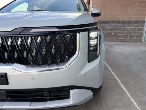 Used 2025 Kia Carnival EX image 11