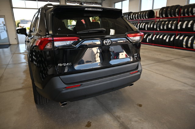 Used 2024 Toyota RAV4 XLE AWD/4WD image 7