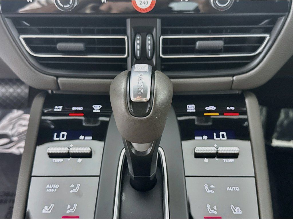 Certified 2026 Porsche Macan AWD/4WD image 18