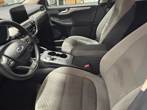 Used 2020 Ford Escape SE image 2