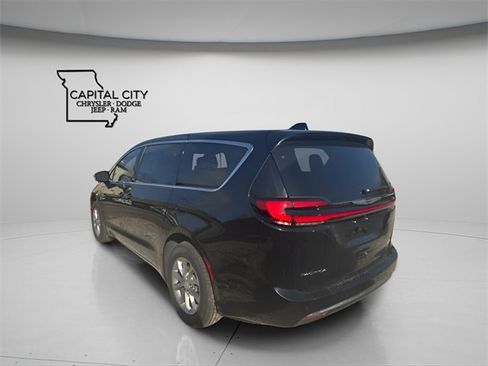New 2026 Chrysler Pacifica Select image 7