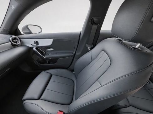 Used 2025 Mercedes-Benz CLA 250 4MATIC image 21