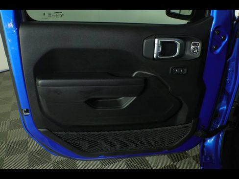 Used 2024 Jeep Wrangler Unlimited w/ Convenience Group AWD/4WD image 20