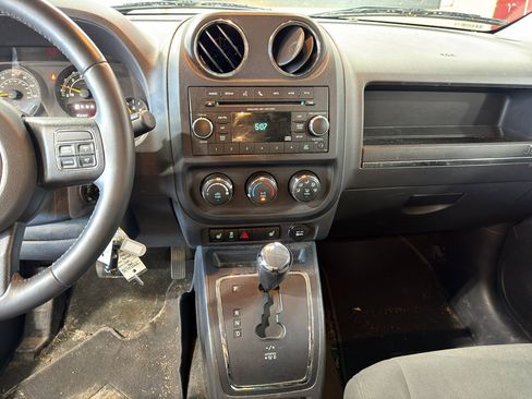 Used 2016 Jeep Patriot Latitude AWD/4WD image 7
