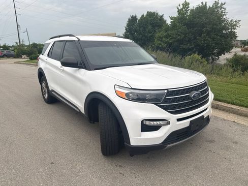 Used 2023 Ford Explorer XLT w/ Equipment Group 202A AWD/4WD image 2