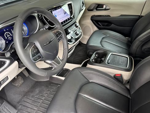 Used 2024 Chrysler Pacifica Touring-L FWD image 11