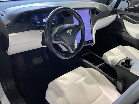 Used 2018 Tesla Model X 75D image 10