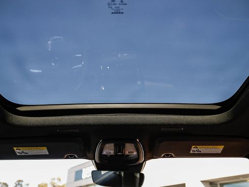 Used 2023 Volvo XC40 Recharge Plus image 18