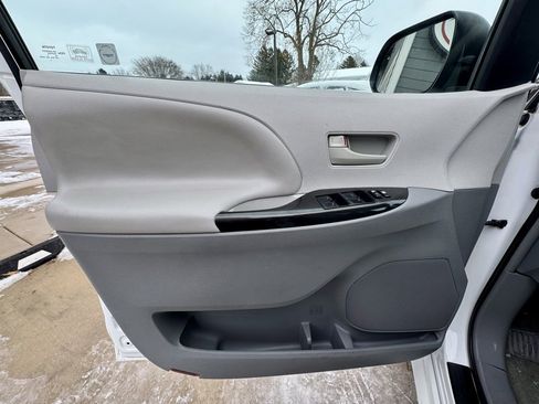 Used 2014 Toyota Sienna LE image 25