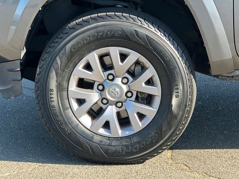 Used 2017 Toyota Tacoma SR5 w/ Tow Package RWD image 28
