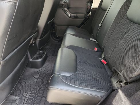 Used 2017 Jeep Wrangler Unlimited Sahara AWD/4WD image 29