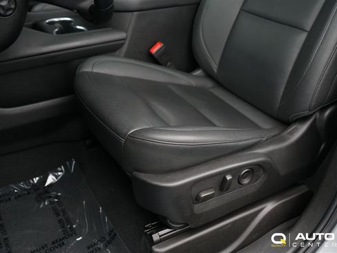 Used 2024 Chevrolet Suburban Z71 w/ Luxury Package image 18