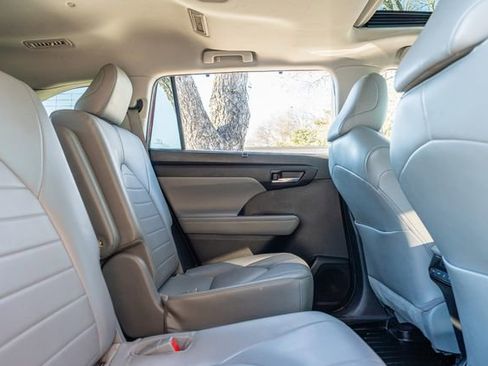 Used 2022 Toyota Highlander XLE image 42