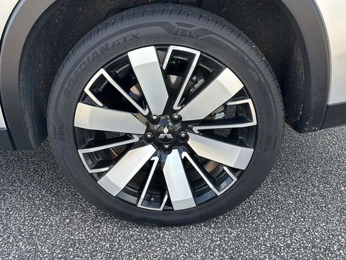 Used 2025 Mitsubishi Outlander SE image 6