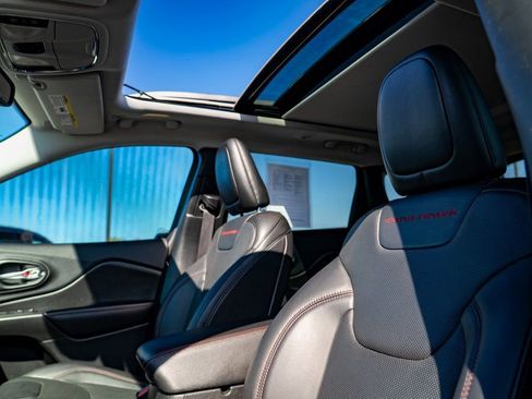 Used 2019 Jeep Cherokee Trailhawk image 25